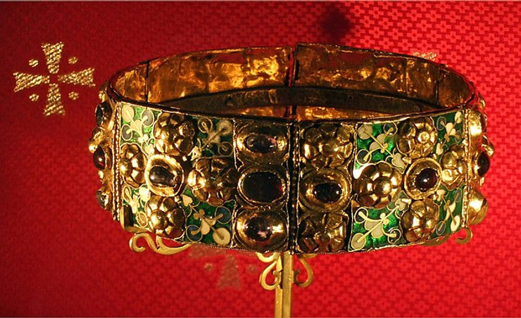 The famous iron crown of the Lombards. Kept in the Theodelinda Chapel of Monza Cathedral. (Public)