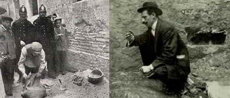 Black and white historical photograph depicting a group of men, including police officers, observing an excavation site where an older man is digging. The scene captures a moment of investigation, likely related to a crime or archaeological discovery, in a narrow street typical of El Raval.